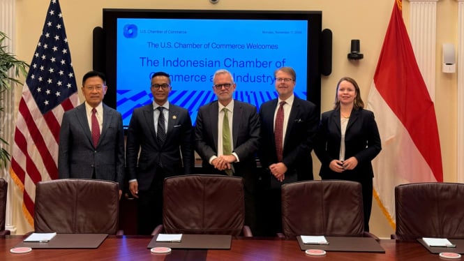 Ketua Umum Kadin Indonesia Anindya N Bakrie (kedua dari kiri) bersama Wakil Ketua Umum Koordinator Bidang Luar Negeri Kadin Indonesia James T Riady (kiri) bertemu pimpinan US Chamber of Commerce (Kadin AS) di Washington, DC, AS.