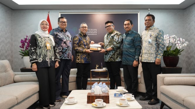 Penyerahan manfaat Pensiun dan Tabungan Hari Tua (THT) secara simbolis kepada sejumlah mantan Menteri Kabinet Indonesia Maju