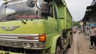 Tak Ada Jeranya, Belasan Truk di Tangerang Kembali Langgar Jam Operasional