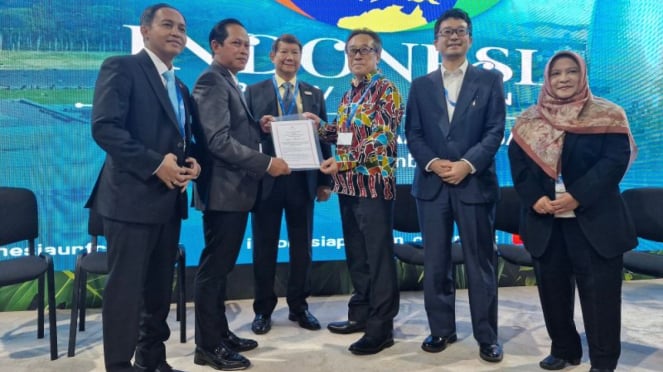 El Representante Especial del Presidente de la República de Indonesia en la COP29, Hashim S. Jojohadikusumo (tercero desde la izquierda) con el Viceministro de Medio Ambiente japonés, Yutaka Matsuzawa (tercero desde la izquierda) en el Pabellón de Indonesia en Bakú, Azerbaiyán, el martes (12.11.2024) 