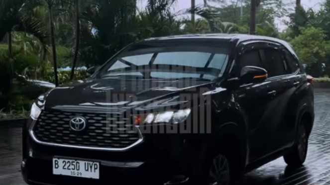Kijang Innova Zenix Hybrid yang digunakan Kevin Diks