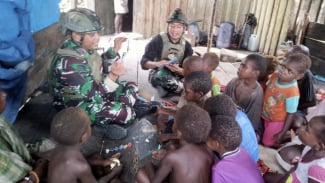 Kembali Beraksi, Satgas TNI Habema Rebut Hati Warga Kampung Bombam Papua Pegunungan