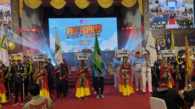 Defile kontingen dalam pembukaan Pra Popnas 2024 Zona II dan III di Auditorium UNS Solo, Selasa (12/11).