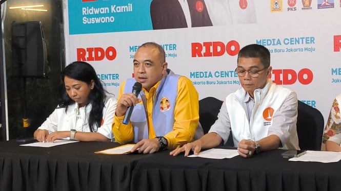 Dewan Pembina Tim Pemenangan Ridwan Kamil-Suswono (RIDO), Ahmed Zaki Iskandar (tengah) dalam konferensi pers di Kantor DPD Partai Golkar, Jakarta Pusat