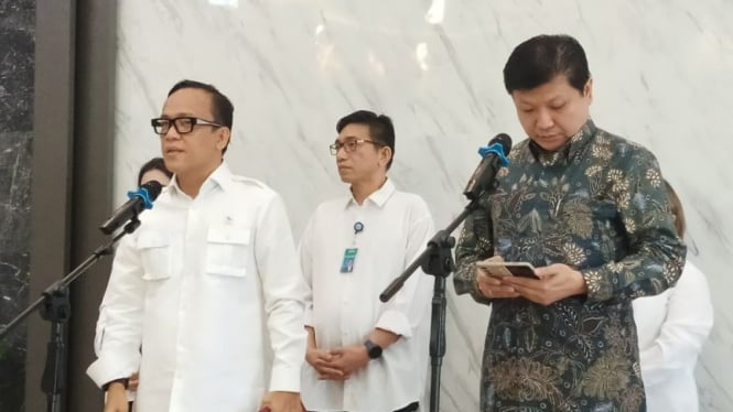 Wamenaker Immanuel Ebenezer Gerungan (kiri) dan Direktur Utama PT Sri Rejeki Isman Tbk atau Sritex Iwan Kurniawan Lukminto (kanan) dalam jumpa pers yang digelar di Jakarta, Rabu (13/11/2024).