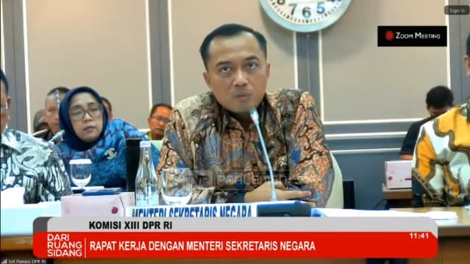 Mensesneg Prasetyo Hadi dalam rapat kerja bersama Komisi XIII di Kompleks Parlemen, Senayan, Jakarta Pusat, Rabu, 13 November 2024