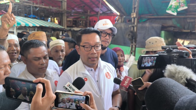 El candidato a gobernador número 01 de Yakarta, Ridwan Kamil, durante un bluesukan en Muara Angke, norte de Yakarta, el miércoles 13 de noviembre de 2024.