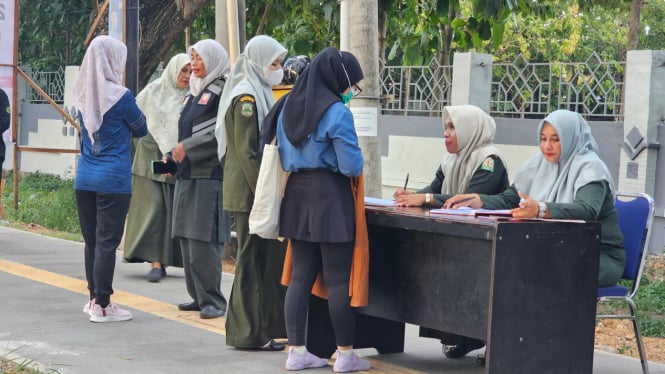 Warga yang berolahraga di Stadion Harapan Bangsa Banda Aceh terjaring razia karena berpakaian ketat. VIVA/Dani Randi