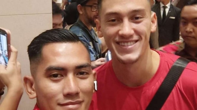 Jay Idzes bersama suporter Timnas Indonesia yang mirip