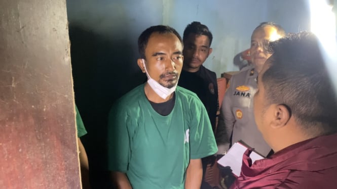 Seorang pria berinisial AJ (36) ditangkap karena diketahui menanam ganja di atas atap rumahnya. 