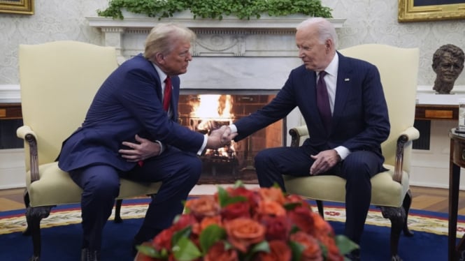 Joe Biden dan Donald Trump Berjabat Tangan (Doc: AP Photo/Evan Vucci)