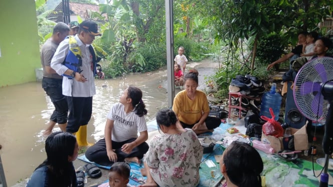 Penjabat (pj) bupati tangerang, Andi Ony saat cek dapur umum di lokasi banjir Desa Cisereh, Tigaraksa, Tangerang