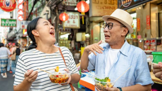 gambar sedang makan sambal