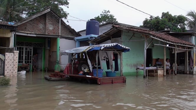 Kawasan rumah warga di desa cisereh, tigaraksa, tangerang yang terendam banjir