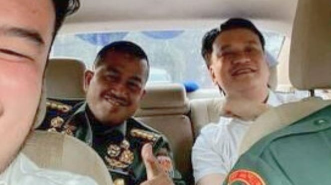 Ivan Sugianto se toma una foto con un oficial del TNI AD con rango de coronel