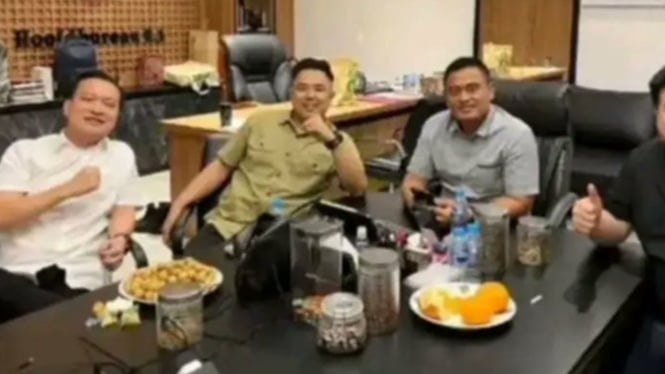 Ivan Sugianto foto bareng Wakasat Reskrim Polrestabes Surabaya