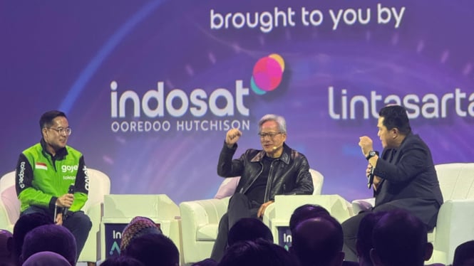 Kepala Eksekutif NVidia, Jensen Huang (tengah) di Jakarta, Kamis, 14 November 2024.