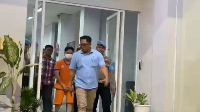 Ivan Sugiamto memakai baju tahanan saat ditahan di Markas Polrestabes Surabaya.