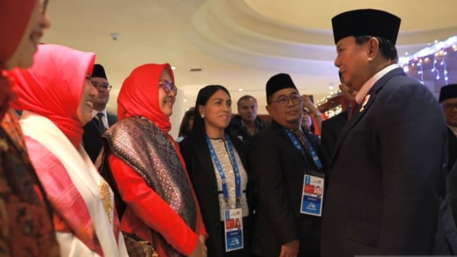 Presiden Prabowo Subianto saat berdialog dengan para ibu Dharma Wanita Persatuan KBRI Peru di Lima, Peru, Rabu malam, 13 November 2024.