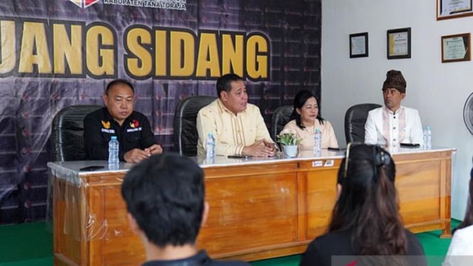 Anggota Bawaslu RI Herwyn JH Malonda kepada para pengawas pemilu se-Kabupaten Tana Toraja di Sulawesi Selatan, Selasa, 12 November 2024.