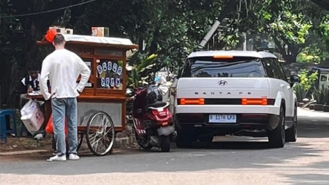 Maarten Paes beli bubur pakai Hyundai Santa Fe