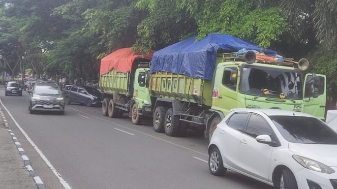 El camión pasa por Tangerang, bajo jurisdicción de la Policía Metropolitana de Tangerang.