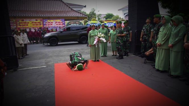 VIVA Militer: Brigjen TNI Zainul Bahar sujud.