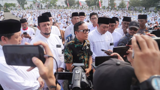 Wamenaker Immanuel Ebenezer menghadiri Istigasah Akbar dengan tema “Keselamatan, Kebangkitan & Kejayaan Sritex, yang diadakan di lapangan serba guna Sritex, Sukoharjo, Jawa Tengah, Jumat, 15 November 2024. (dok. Kemenaker)