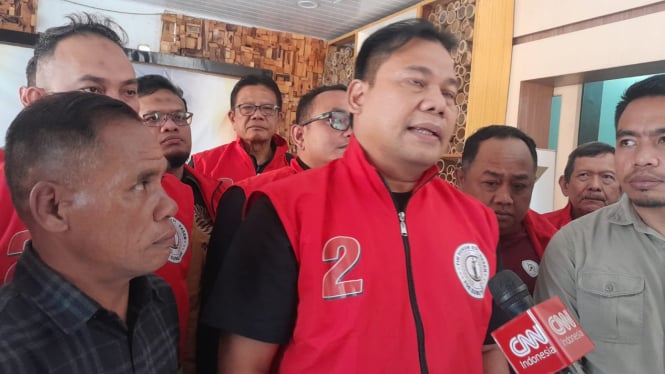 Ketua Tim Hukum Edy-Hasan, Yance Aswin memberikan keterangan pers, usai menyampaikan laporan ke Bawaslu Sumut.(B.S.Putra/VIVA)