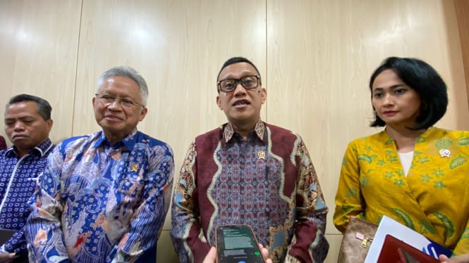 Menteri Pelindungan Pekerja Migran Indonesia (MPPMI), Abdul Kadir Karding Bersama Menteri Pendidikan Tinggi, Sains, dan Teknologi (Mendikti Saintek), Satryo Soemantri Brodjonegoro (Doc: Natania Longdong)