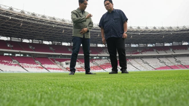 El presidente del PSSI, Eric Thohir, inspecciona el césped del GBK