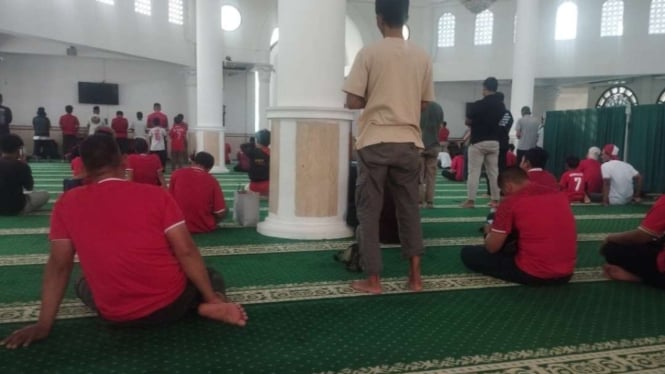 Suporter Timnas Indonesia sholat ashar jelang Timnas Indonesia di SUGBK