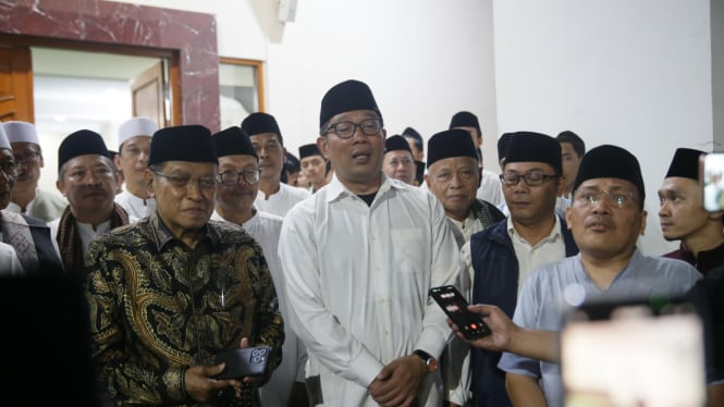 Cagub Jakarta nomor urut 01 Ridwan Kamil bertemu dengan Kyai Haji Said Aqil (sumber: Tim Media RK-Suswono)