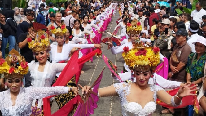 Joged bumbung kolosal di Desa Panglipuran Bali