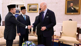 Momen Seskab Teddy Salaman dengan Joe Biden saat Dampingi Presiden Prabowo