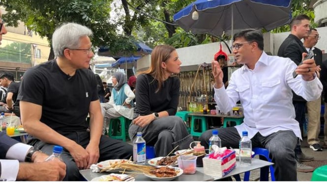 Momen Jensen Huang Makan Gultik di Blok M bersama Najwa Shihab dan Vikram Sinha