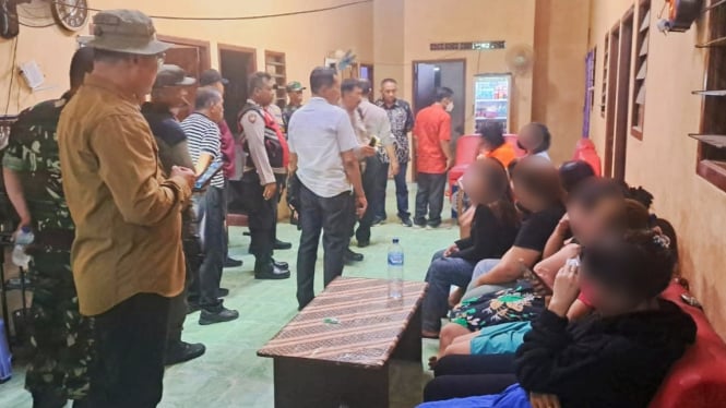 Tim gabungan mengevakuasi 12 wanita di rumah kosong di Surabaya. (Foto: Humas Pemkot Surabaya)