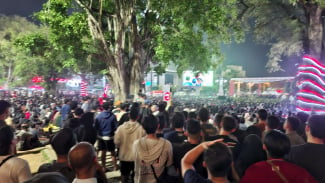 Timnas Indonesia Tumbang, Nobar di Depan Eks Kantor Gibran Tetap Meriah, Ribuan Orang Teriak demi Merah Putih!