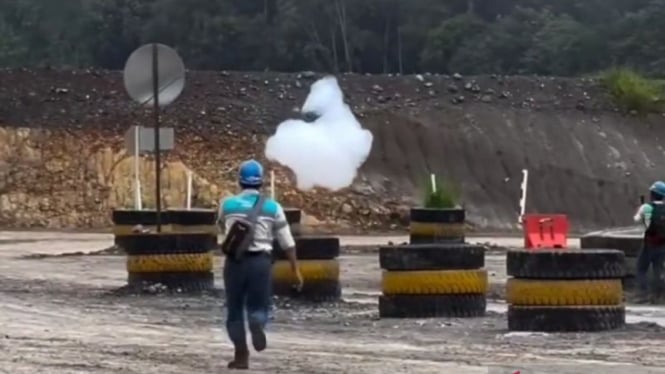 Tangkapan layar - Sejumlah pekerja menemukan benda putih serupa awan jatuh dari langit di Kabupaten Murung Raya, Kalimantan Tengah, Jumat, 15 November 2024.