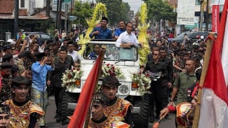 Penampakan Jokowi Bagi-bagi Kaos Bareng Luthfi-Taj Yasin Pakai Mobil Jeep