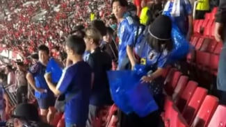 Patut Dicontoh! Momen Suporter Jepang Bersihkan Sampah di Stadion Usai Lawan Timnas Indonesia