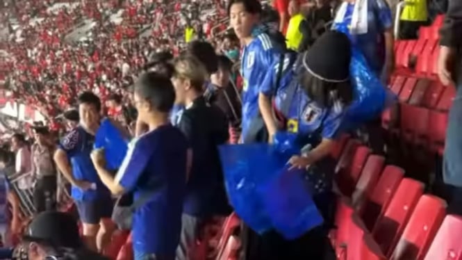 Suporter Jepang membersihkan sampah di GBK