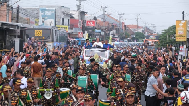 Jokowi y Ahmed Luthfi-Taj Yasin desfilan en Tegal