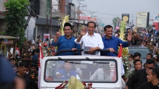 Meriahnya Masyarakat Sambut Pawai yang Diikuti Jokowi dan Ahmad Luthfi - Taj Yasin