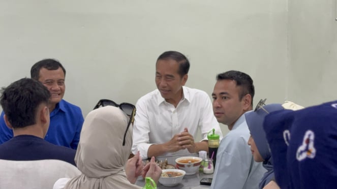 Jokowi zjadł śniadanie z kandydatem na gubernatora Jawy Środkowej nr 2 Ahmadem Luthfim i Raffim Ahmadem w Soto Triwdindu Solo