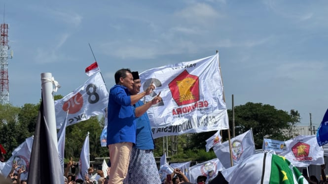 Pasangan calon Ahmad Luthfi - Taj Yasin saat hadiri kampanye akbar di benteng Vasternburg Solo, Minggu (17/11).