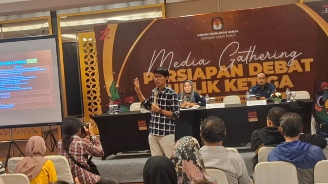 Komisioner KPU Jatim Nur Salam saat sosialisasi debat kandidat Pilgub Jatim.