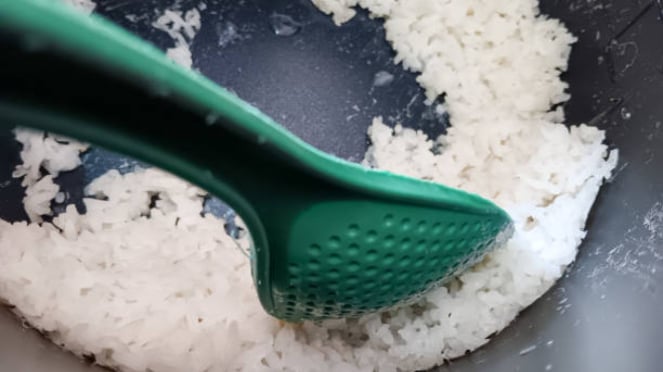 O arroz pode ficar seco em uma panela elétrica de arroz