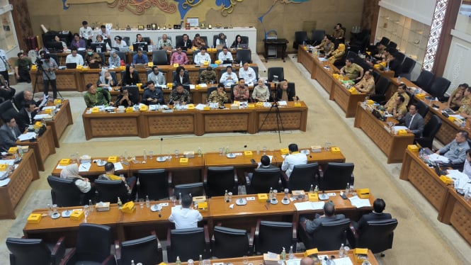 Mendagri Tito Karnavian dalam rapat kerja bersama Baleg DPR di Kompleks Parlemen, Senayan, Jakarta Pusat, Senin, 18 November 2024