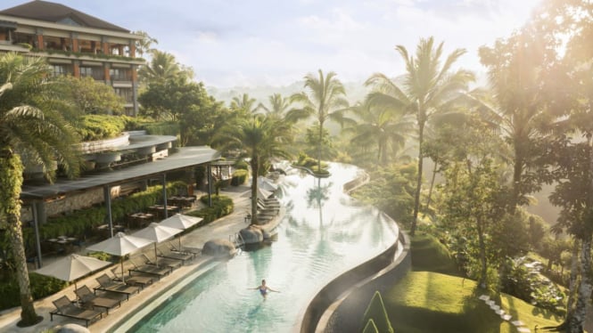 Kolam renang infinity air hangat sepanjang 89 meter di Padma Resort Ubud